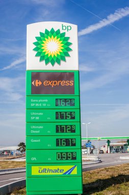 Benzin istasyonunda Bp logosu