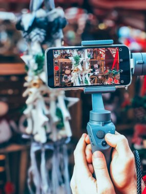 Blogger smartphone cep telefonu ile çekim video eller