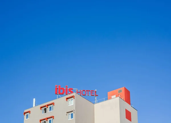 Beziers Fransa'da otel binasında Ibis logosu — Stok fotoğraf