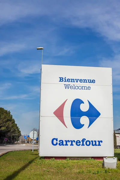 Logotipo do Carrefour no posto de gasolina — Fotografia de Stock