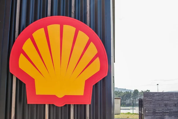 Shell bedrijfslogo op zijn benzinetank station — Stockfoto