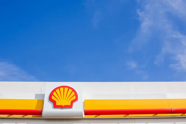 Logo firmy Shell na stacji paliw — Zdjęcie stockowe