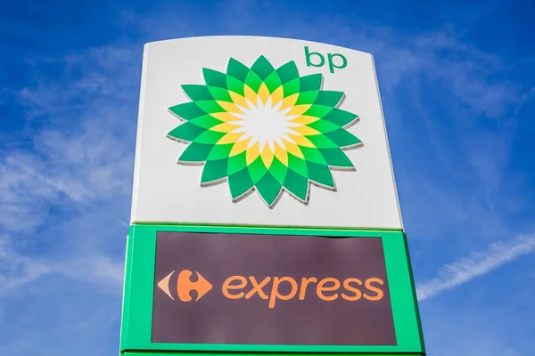 BP-logotypen på sin bensinstation — Stockfoto