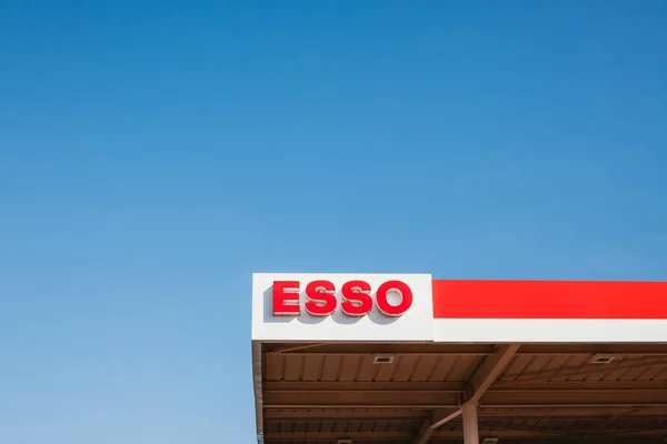 Esso-logotypen på sin bensinstation — Stockfoto