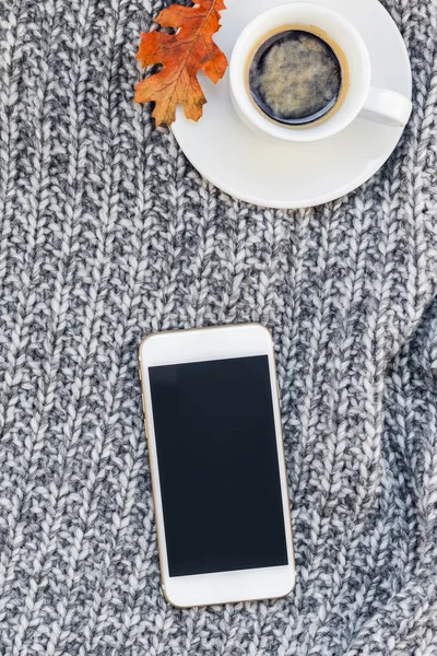 Lieu de travail à domicile avec tasse à café sur plaid tricoté — Photo