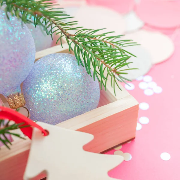 Navidad bolas de decoración de perlas fondo rosa — Foto de Stock