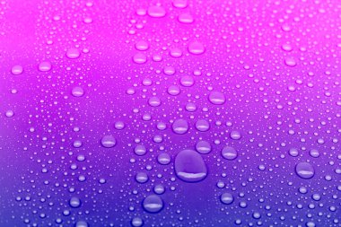 Neon renkli su arka planda düşer