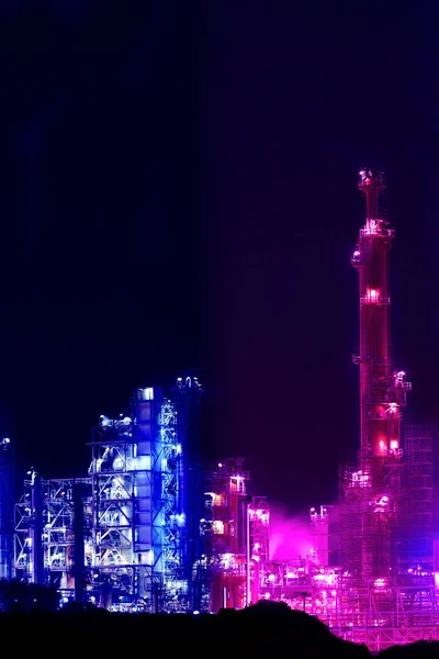 Vista noturna de uma planta de refinaria de petróleo — Fotografia de Stock