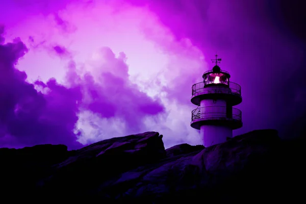 Neon kleurige landschap met werkende vuurtoren — Stockfoto