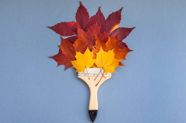 Kuru parlak sonbahar yaprakları kavramı ile boya fırçası