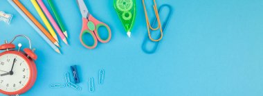 Okul konseptine geri uzun geniş afiş 