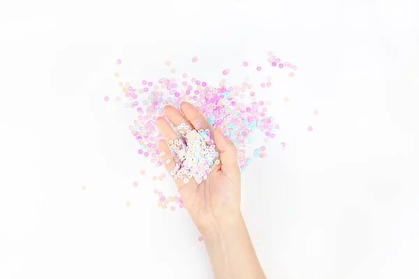 Pearl pastellkonfetti gnistrar med kvinnan hand — Stockfoto