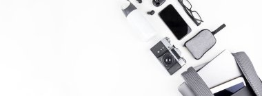 İçinde dizüstü bilgisayar ve tablet ile modern sırt çantası