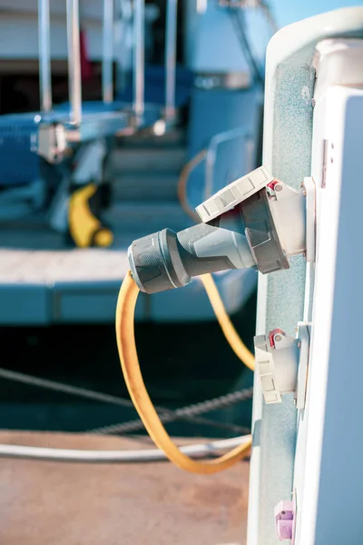 Yakıt ve elektrik ile karışık moored Yatlar — Stok fotoğraf