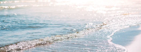 Yaz kum plaj ve deniz kıyısı dalgalar arka plan — Stok fotoğraf