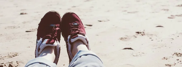 Girl relaxing on sand beach — Stock Photo, Image