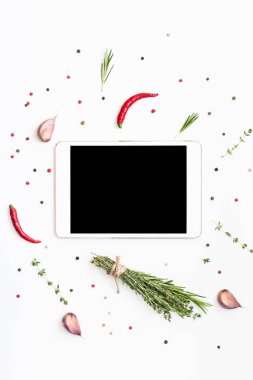 Yeşillik otlar ve baharatlar ile Boş tablet Pc