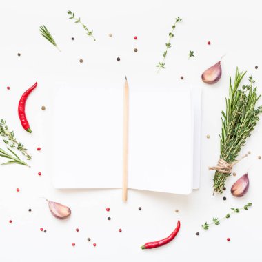 Yeşil otlar ve baharatlar ile boş not defteri sayfaları