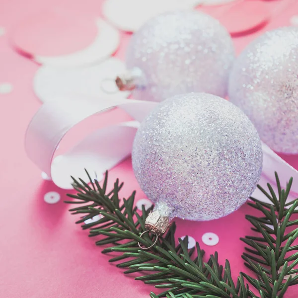 Navidad bolas de decoración de perlas fondo rosa —  Fotos de Stock
