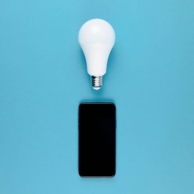 LED ampuller ve modern akıllı telefon mockup