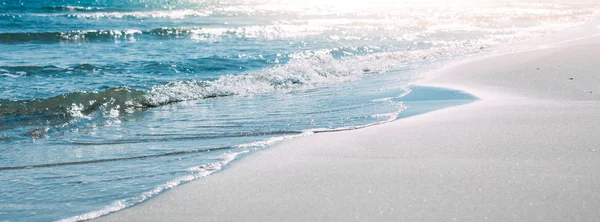 Praia de areia de verão e fundo ondas do litoral — Fotografia de Stock