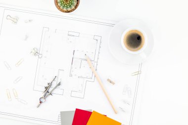 İç tasarımcı tablo çalışma alanı ile ev planı