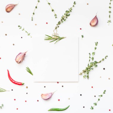 Yeşil otlar ve baharatlar ile boş not defteri sayfaları