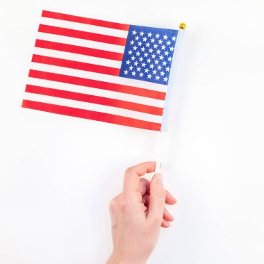 Beyaz arka planda amerikan bayrakları
