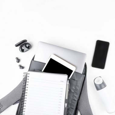 İçinde dizüstü bilgisayar ve tablet ile modern sırt çantası