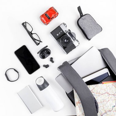 İçinde dizüstü bilgisayar ve tablet ile modern sırt çantası