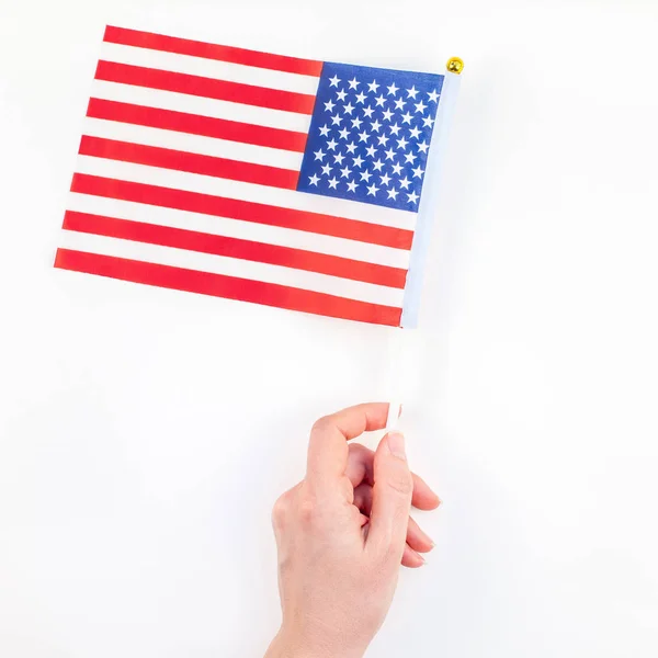 Bandeiras americanas na mão sobre fundo branco — Fotografia de Stock