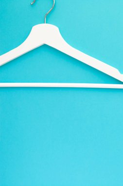 Mavi zemin üzerine beyaz ahşap askı