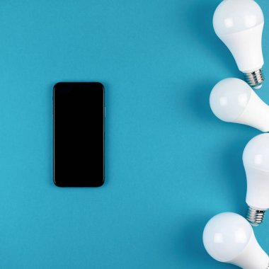 LED ampuller ve modern akıllı telefon mockup