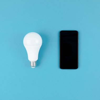 LED ampuller ve modern akıllı telefon mockup