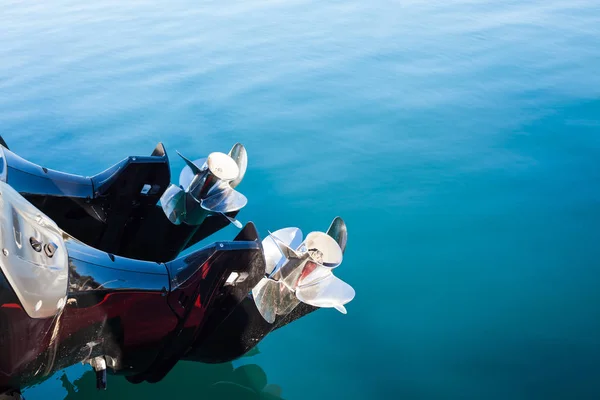 Dois parafusos de barco a motor no fundo da água do mar — Fotografia de Stock