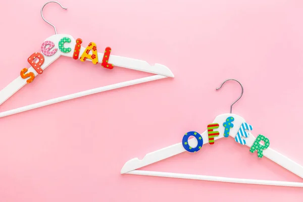 Witte Hangers met verkoop tekst op roze achtergrond — Stockfoto