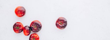 Domates Mar Azul Beyaz ahşap masa arka plan üzerinde