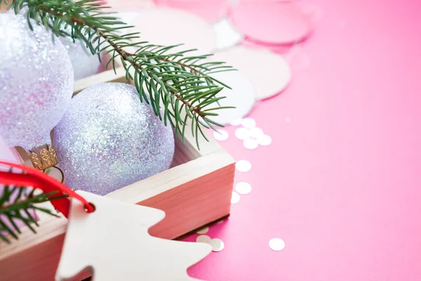 Noel inci dekorasyon topları pembe arka plan — Stok fotoğraf