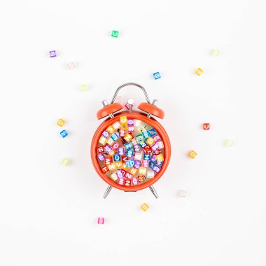 Çalar saat ve çok renkli alfabe