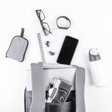 İçinde dizüstü bilgisayar ve tablet ile modern sırt çantası