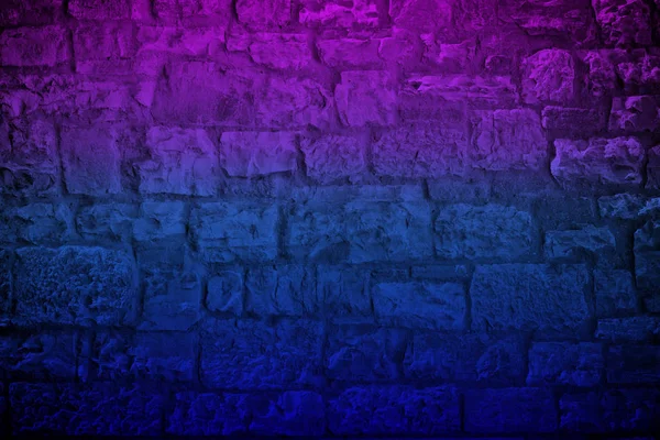 Muro di mattoni di calcare colorato al neon — Foto Stock