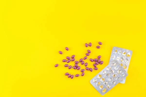 Étrend-kiegészítő lila tabletták buborékfólia — Stock Fotó