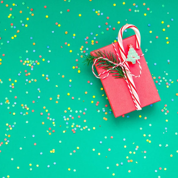 Tarjeta de felicitación navideña con caja regalo roja — Foto de Stock