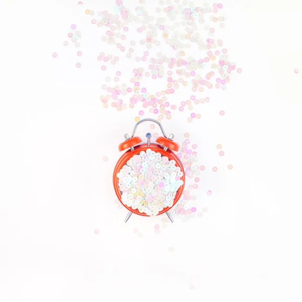 Parel pastel confetti sparkles en rode wekker — Stockfoto