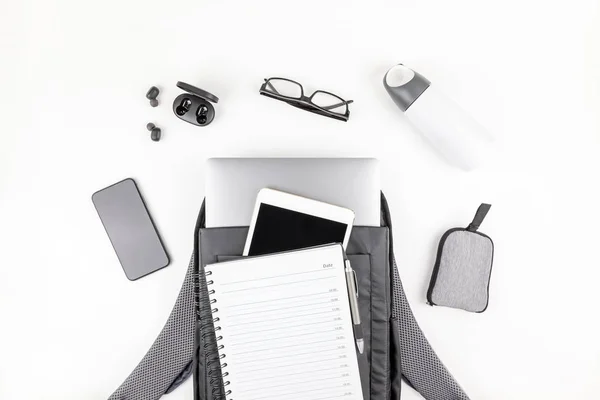Sac à dos moderne avec ordinateur portable et tablette à l'intérieur — Photo