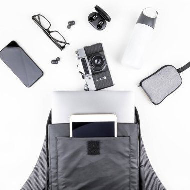 İçinde dizüstü bilgisayar ve tablet ile modern sırt çantası