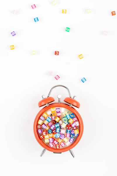 Relógio despertador e alfabeto multicolorido — Fotografia de Stock