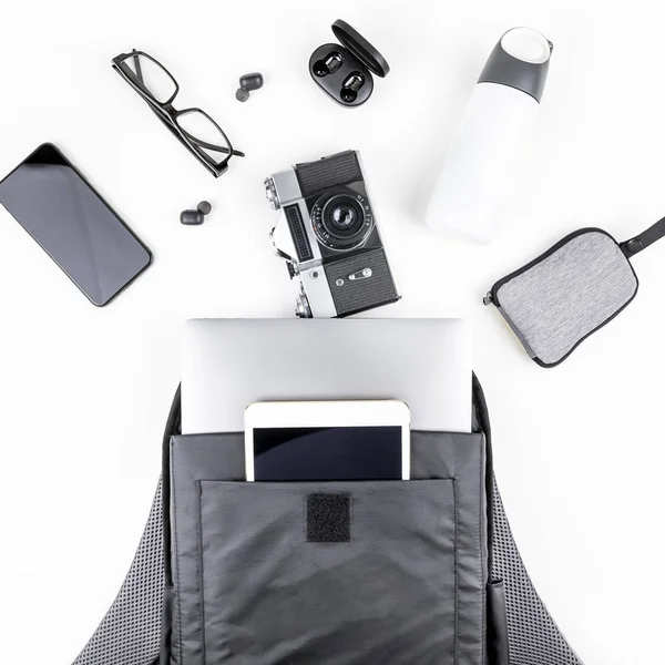 Mochila moderna com laptop e tablet dentro — Fotografia de Stock