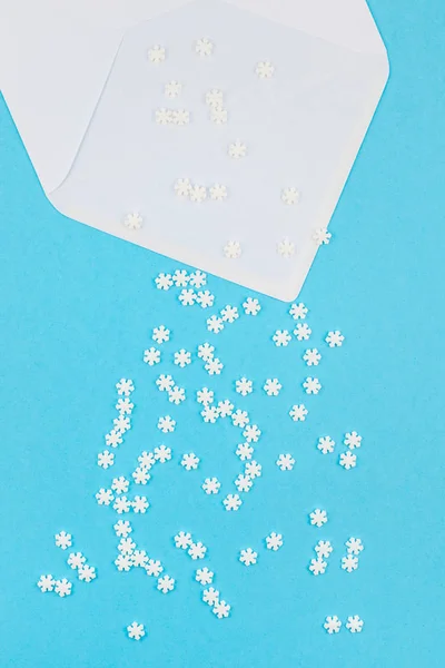 Modello invernale fatto di piccoli fiocchi di neve bianchi — Foto Stock