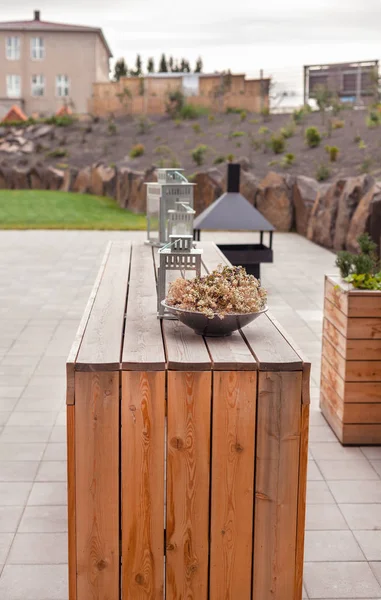 Restaurante ao ar livre terraço com móveis de madeira — Fotografia de Stock
